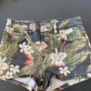 SZ 25 waist Billabong printed denim shorts